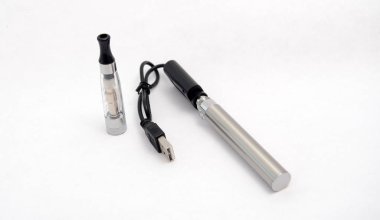 büyük Elektronik Sigaralar üzerine beyaz izole