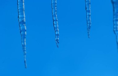 Mavi gökyüzü güzel buz sarkıtları Parlatıcı