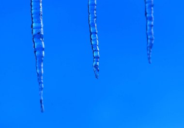 Mavi gökyüzü güzel buz sarkıtları Parlatıcı