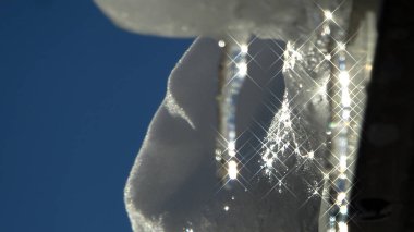 güzel buz sarkıtları Parlatıcı etkisi eklendi çapraz mavi gökyüzü karşı