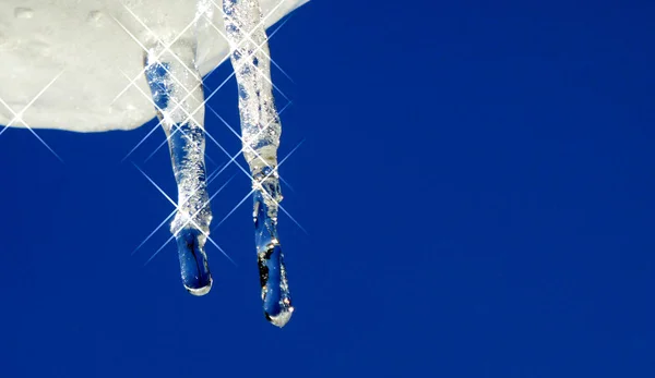 Gyönyörű jégcsapok ragyog ellen, blue sky — Stock Fotó