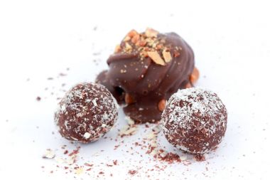 Beyaz arkaplanda çikolata topları