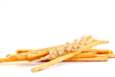 Beyaz arka plan üzerinde izole tuzlu sopa yığını