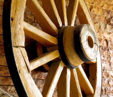 Sarı ahşap vagon tekerlekleri boyalı