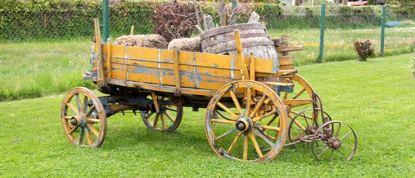 Gul trä vagn med målade fälgar. — Stockfoto