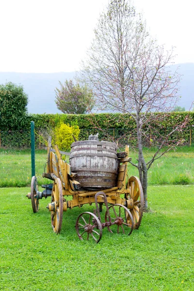 Gele houten wagon met geschilderde wielen. — Stockfoto