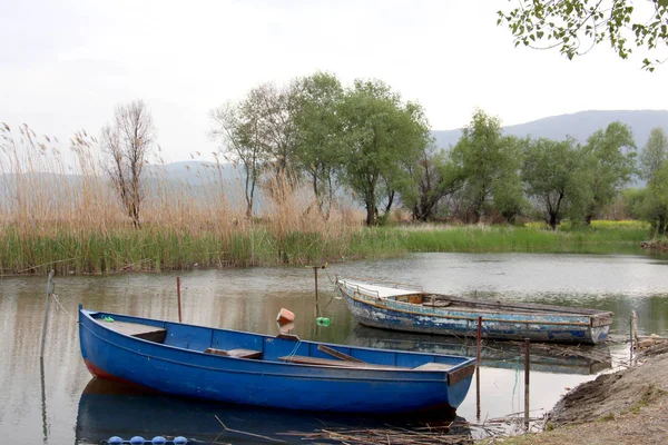 Barcos turísticos e pescadores no lago ohrid na macedônia , — Fotografia de Stock