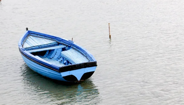 Touristen- und Fischerboote auf dem Ohrid-See in Mazedonien, — Stockfoto