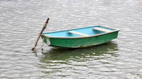 Touristen- und Fischerboote auf dem Ohrid-See in Mazedonien, — Stockfoto