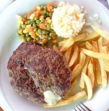 Bir tabak içinde sığır eti veya et ızgara burger