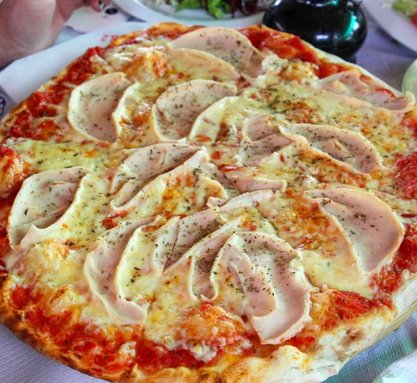 Frisch gebackene Pizza, — Stockfoto