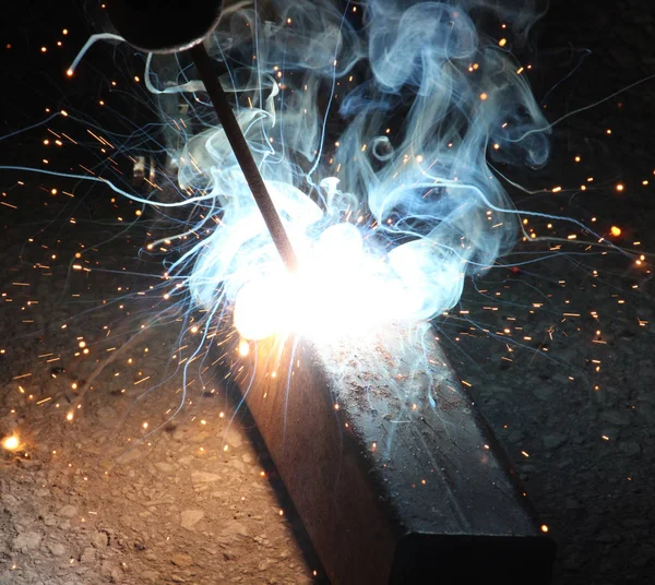 Sparks and jets of smoke when welding of steel structures — Stock Photo, Image