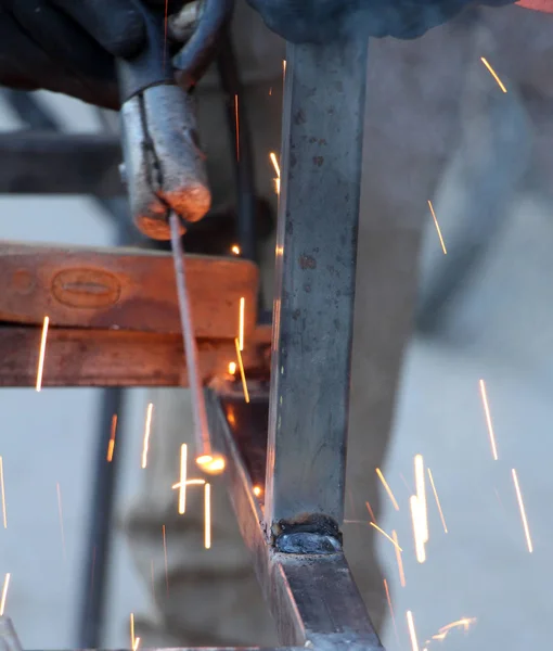 Sparks a trysky kouře při svařování ocelových konstrukcí — Stock fotografie