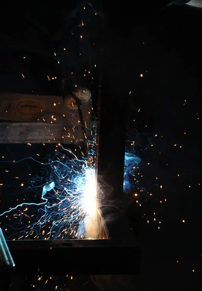 Sparks a trysky kouře při svařování ocelových konstrukcí — Stock fotografie