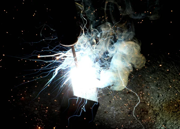 Faíscas e jatos de fumaça na soldagem de estruturas de aço — Fotografia de Stock