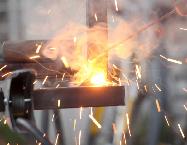 火花和喷射的烟雾焊接时 — 图库照片