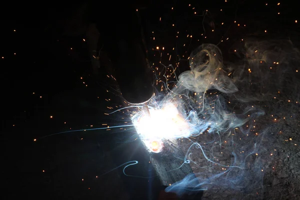 火花と煙溶接時のジェット — ストック写真