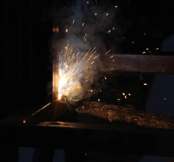 Sparks and jets of smoke when welding — Stock Photo, Image