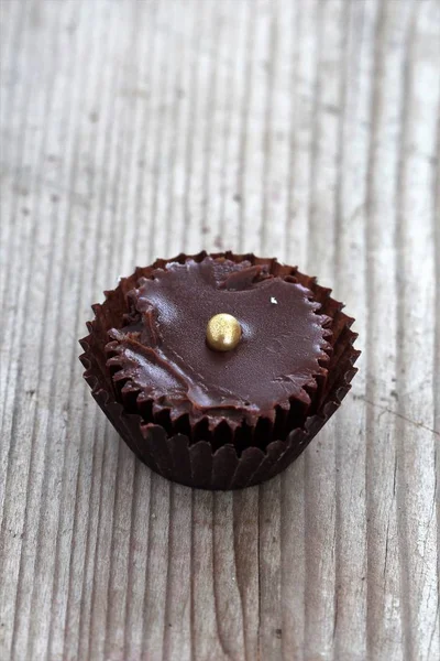 Caseiro chocolate bonbom close up, fundo de madeira — Fotografia de Stock