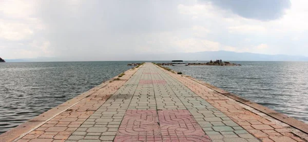 Пирс на Охридском озере в Македонии , — стоковое фото