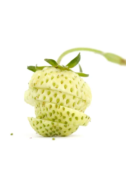 Owoce truskawki, zielone niedojrzałe, studio sho — Zdjęcie stockowe