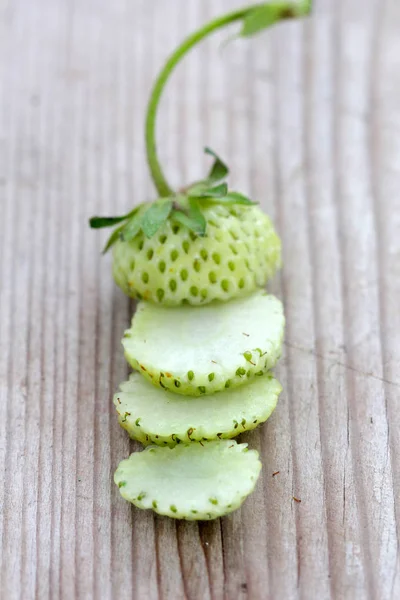 Frutta alla fragola, verde acerba, studio sho — Foto Stock
