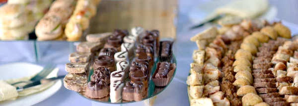 Разнообразные сладости на праздничном столе — стоковое фото
