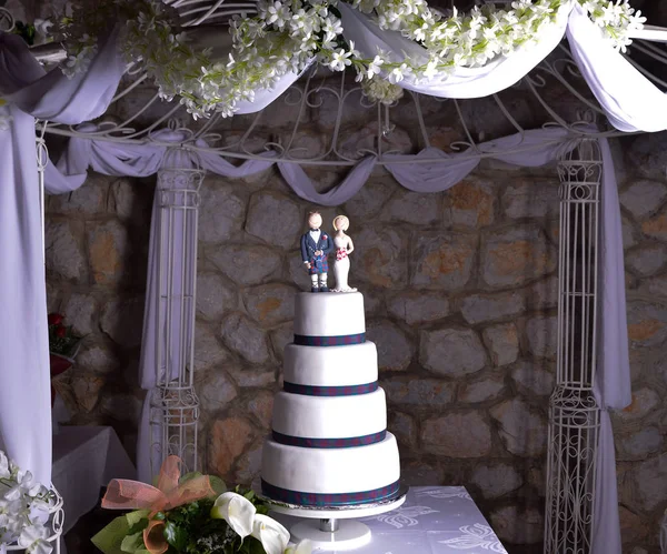 Wedding cake with figurines od bride and scottish groom — Stock Photo, Image