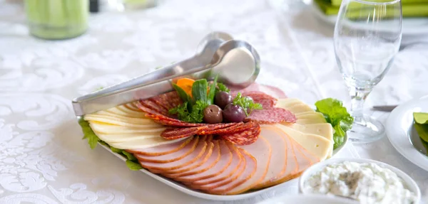 Comida de restauração de variedade em uma mesa, decoração de comida, conceito de festa, delicatessen — Fotografia de Stock
