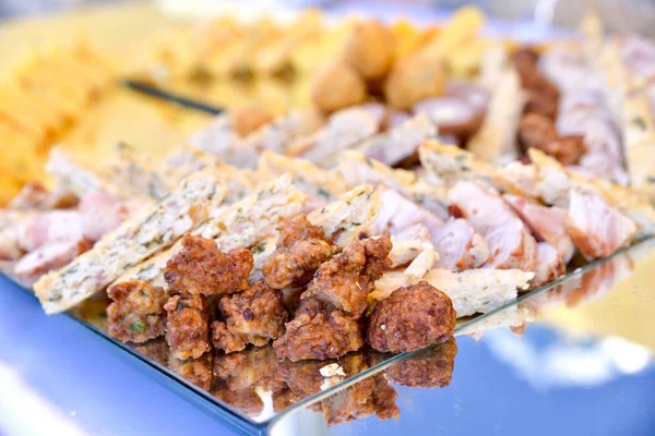 Comida de restauração de variedade em uma mesa, decoração de comida, conceito de festa, delicatessen — Fotografia de Stock