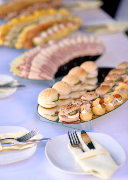 Comida de restauração de variedade em uma mesa, decoração de comida, conceito de festa, delicatessen — Fotografia de Stock