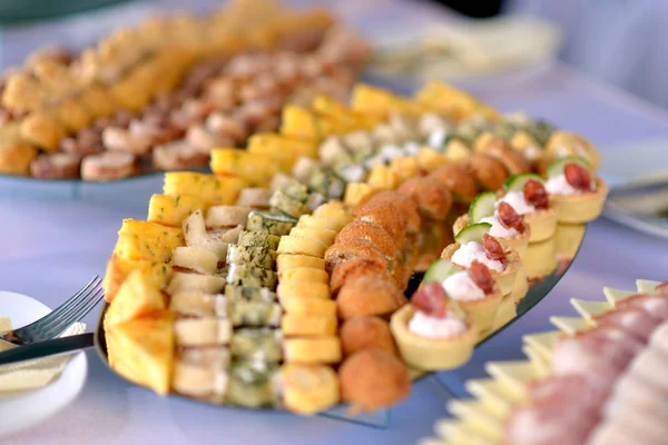 Variedad de comida de catering en una mesa, decoración de alimentos, concepto de fiesta, delicatessen — Foto de Stock
