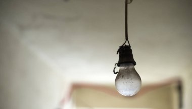 terk edilmiş bir evde eski kirli ampul