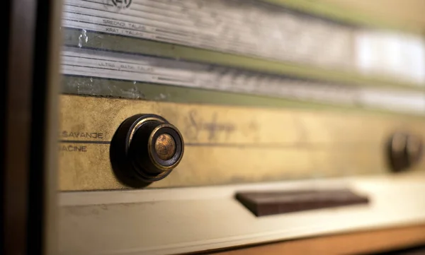 Eski vintage tozlu radyo — Stok fotoğraf