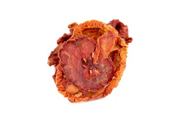 Beyaz arka plan üzerinde izole güneş kurutulmuş domates