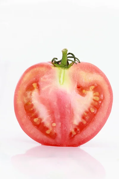 흰색 바탕에 신선한 anf 육즙 토마토. — 스톡 사진