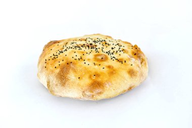 Beyaz arka planda taze pişmiş ekmek