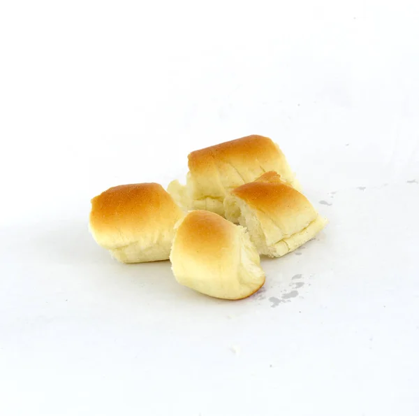 Vers gebakken croissanton een witte achtergrond — Stockfoto