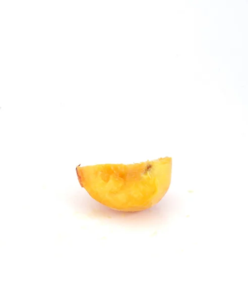 Buah persik. Buah diisolasi pada latar belakang putih — Stok Foto