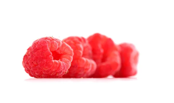 Raspberry matang seperti pada latar belakang putih menutup — Stok Foto
