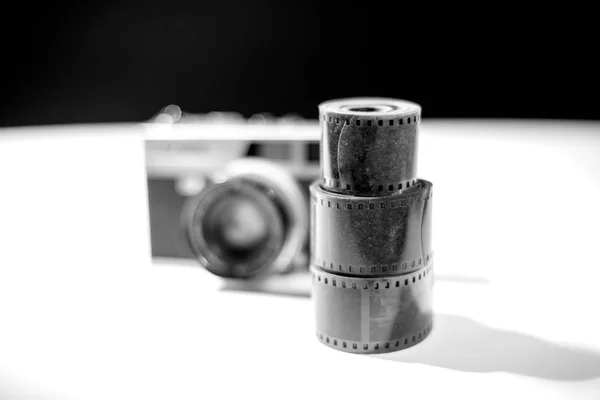 35 mm フィルム ストリップで孤立した白い背景 — ストック写真