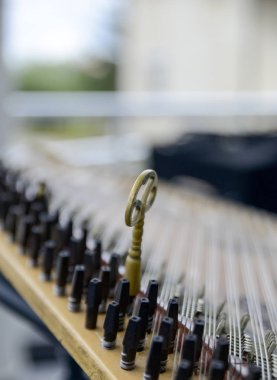 Kanun, kucakta oynanan bir klasik Türk müziği enstrüman üzerinden deail