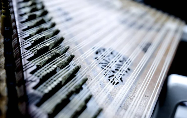 Deail from kanun, um instrumento de música clássica turca tocado em voltas — Fotografia de Stock