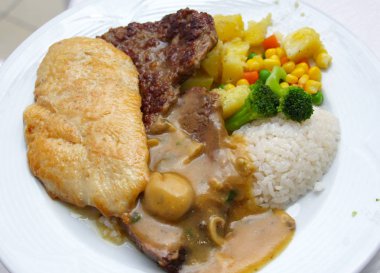 Beyaz bir plaka restoran yemek