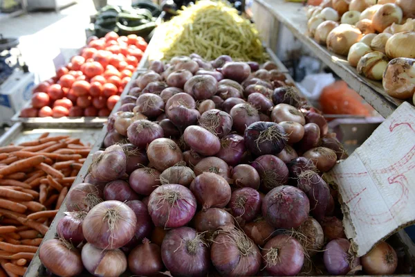 Bulbos de cebolla dulce en el mercado de los agricultores — Foto de Stock