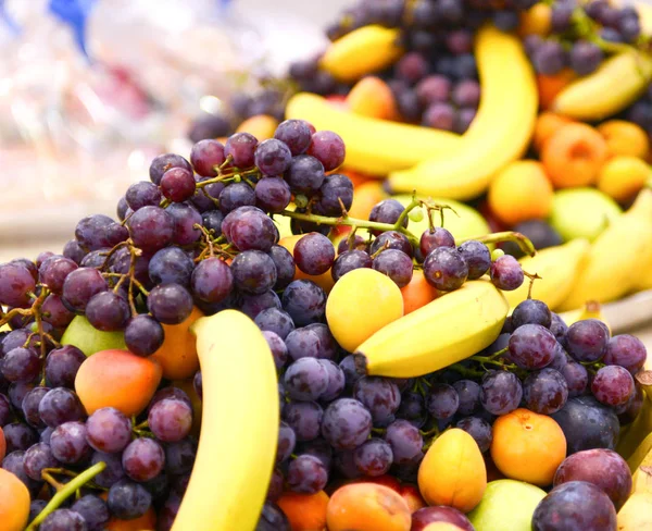 Servido frutas frescas en una mesa, readu para concumbir — Foto de Stock