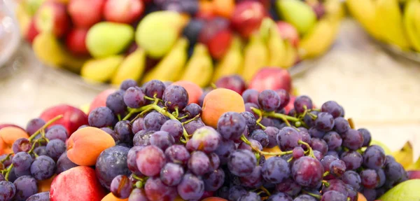 Servido frutas frescas en una mesa, readu para concumbir — Foto de Stock