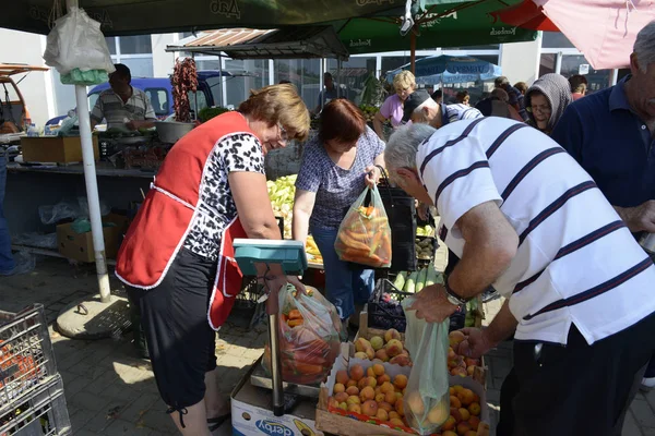 RESEN, MACEDONIA - 15 de julio de 2017: La gente compra frutas y verduras frescas en un mercado de agricultores en Resen, Macedonia — Foto de Stock