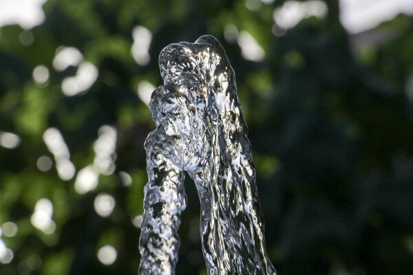 Свежая вода течет из шланга на фоне размытия
