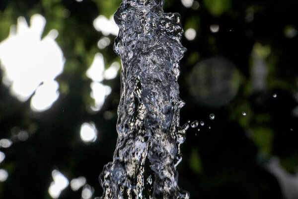 Свежая вода течет из шланга на фоне размытия
